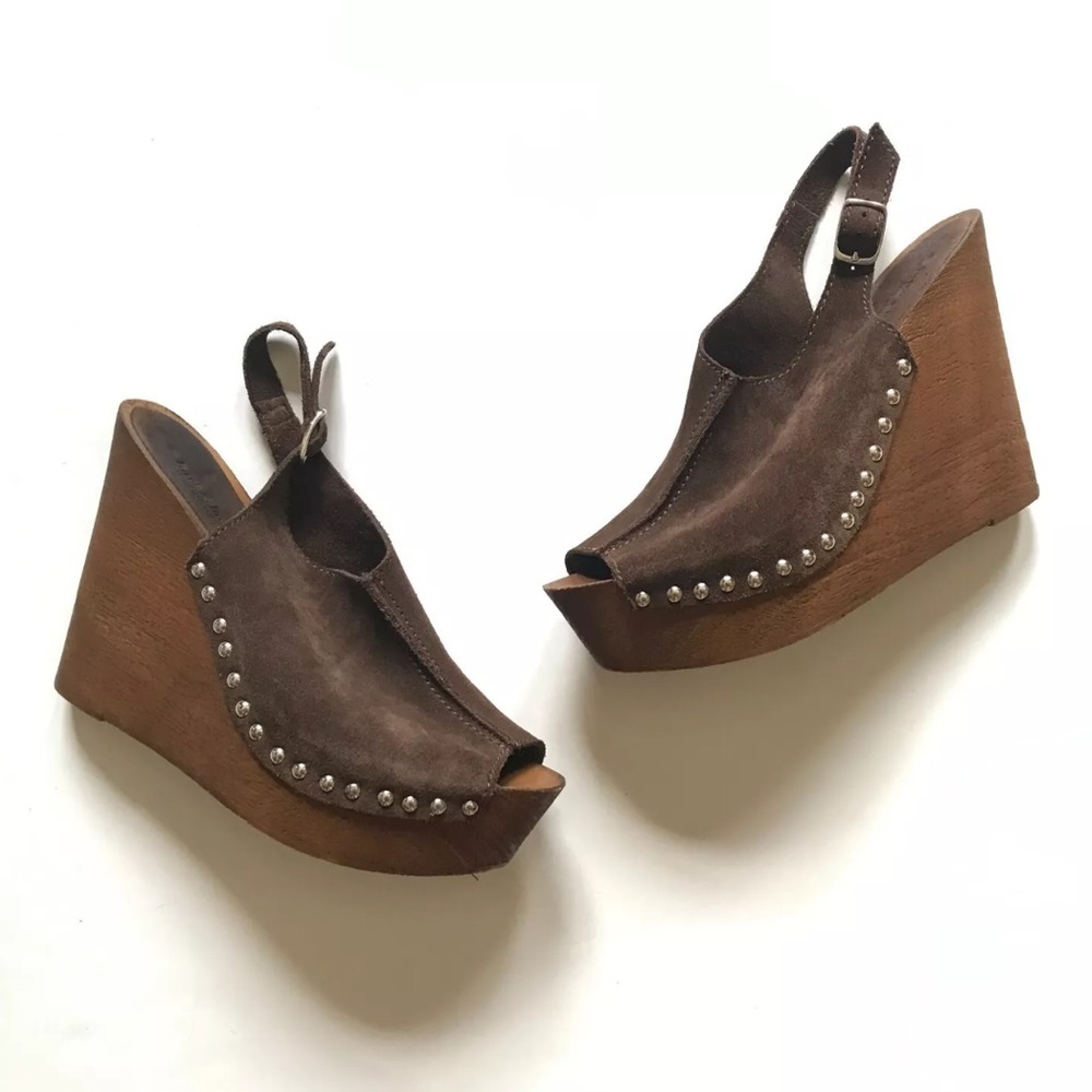 Charles David Tahnee Wedge Sandal in Chocolate Suede